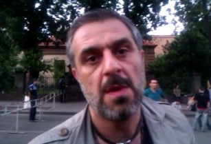 Showman Artyom Markosyan, who was in Baghramyan Avenue on Sunday morning, has commented on the “No to plunder” civil initiative&#39;s protests against rising ... - f558fb53dcefa2_558fb53dcefd9.thumb