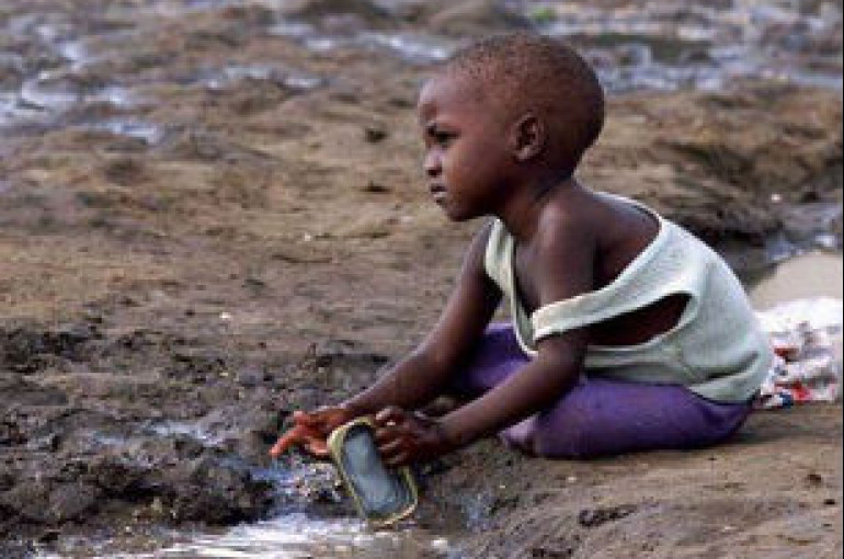 Воду пил из лужи. Африканский мальчик.