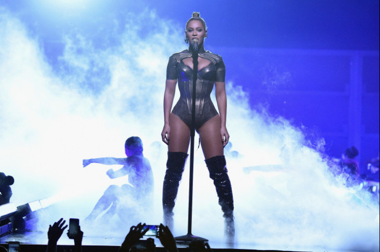 Beyonce stuns fans by singing unphased after ripping her own ear