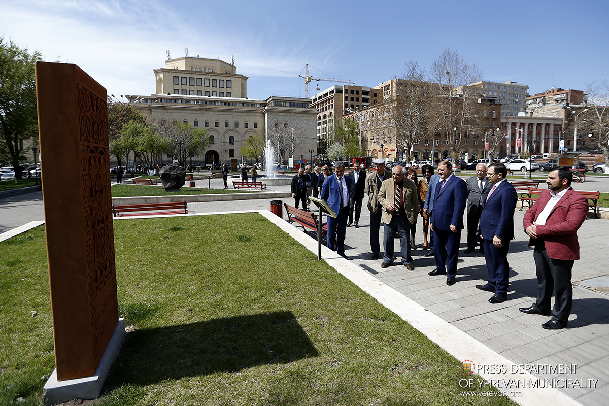 Yerevan am. Парк хачкаров Ереван. Сквер хачкаров в Ереване. Ереван площадь Республики до вернисажа.